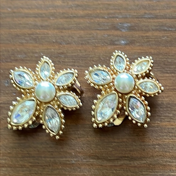 Christian Dior pearl, crystal clip on earrings. - Picture 1 of 3